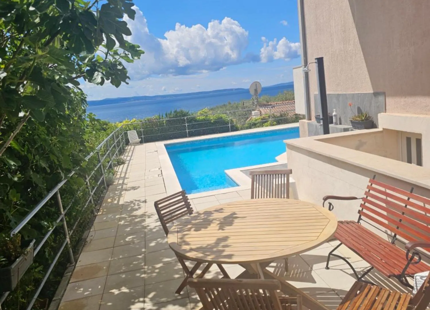 Sea View Apartment With Swimming Pool Near Beach Split